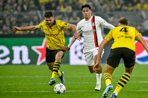 v. li. im Zweikampf Salih Özcan Oezcan ( 6, Borussia Dortmund) Tijjani Reijnders ( 14, AC Mailand) 04.10.2023 Fussball, Champions League, Borussia Dortmund vs AC Mailand, Signal Iduna Park, Dortmund, NRW Germany