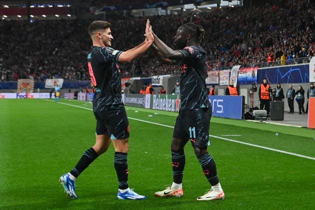 Fussball, Herren, Saison 2023 2024, UEFA Champions League (Gruppe G, 2. Spieltag), RB Leipzig - Manchester City, v. l. Julian Alvarez (Manchester City) und Jeremy Doku (Manchester City) Torjubel, jubeln nach dem Tor zum 1:3, 04.10. 2023, Copyright: xSebastianxRäppold MatthiasxKochx