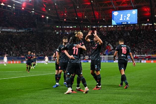 Fussball, Herren, Saison 2023 2024, UEFA Champions League (Gruppe G, 2. Spieltag), RB Leipzig - Manchester City, v. l. Jeremy Doku (Manchester City) Torjubel, jubeln nach dem Tor zum 1:3, 04.10. 2023, Copyright: xSebastianxRäppold MatthiasxKochx