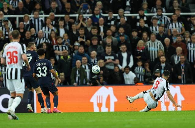 Newcastle United v Paris Saint-Germain UEFA Champions League Fabian Schär of Newcastle United scores the fourth goal for his team during the UEFA Champions League Group F match at St. James s Park, Newcastle Copyright: xAndyxSumnerx FIL-19060-0064 UK Newspapers OUT