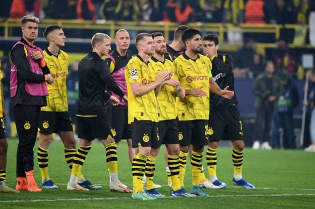 Die BVB Spieler nach dem Spiel, rechts Emre Can (Borussia Dortmund) 04.10.2023, Fussball Champions League, Saison 2023 2024, Vorrunde, 2. Spieltag, Borussia Dortmund - AC Mailand Dortmund Signal Iduna Park Nordrhein Westfalen Deutschland