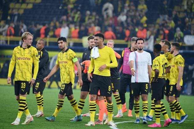 Die BVB Spieler nach dem Spiel, mitte Felix Nmecha (Borussia Dortmund), links Julian Brandt (Borussia Dortmund) 04.10.2023, Fussball Champions League, Saison 2023 2024, Vorrunde, 2. Spieltag, Borussia Dortmund - AC Mailand Dortmund Signal Iduna Park Nordrhein Westfalen Deutschland