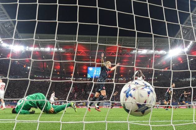 Fussball, Herren, Saison 2023 2024, UEFA Champions League (Gruppe G, 2. Spieltag), RB Leipzig - Manchester City, v. l. Julian Alvarez (Manchester City) erzielt das Tor zum 1:2, 04.10. 2023, Copyright: xSebastianxRäppold MatthiasxKochx
