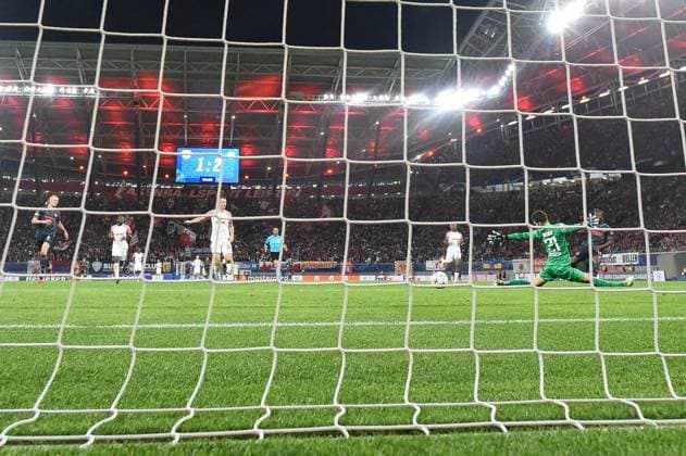 Fussball, Herren, Saison 2023 2024, UEFA Champions League (Gruppe G, 2. Spieltag), RB Leipzig - Manchester City, v. l. Jeremy Doku (Manchester City) erzielt das Tor zum 1:3, 04.10. 2023, Copyright: xSebastianxRäppold MatthiasxKochx