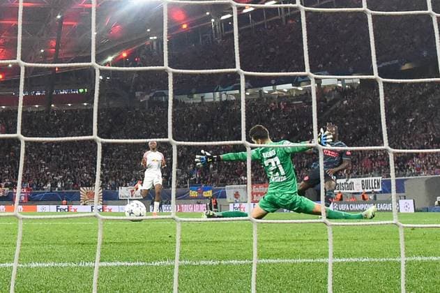 Fussball, Herren, Saison 2023 2024, UEFA Champions League (Gruppe G, 2. Spieltag), RB Leipzig - Manchester City, v. l. Jeremy Doku (Manchester City) erzielt das Tor zum 1:3, 04.10. 2023, Copyright: xSebastianxRäppold MatthiasxKochx