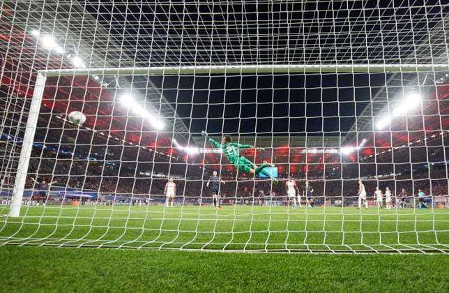 Julian Alvarez, MANCITY 19 scores, shoots goal , Tor, Treffer, Torschuss, 1-2 against Janis Blaswich, RB Leipzig 21 in the group G stage match RB LEIPZIG - MANCHESTER CITY of football UEFA Champions League in season 2023 2024 in Leipzig, Oct 4, 2023. Gruppenphase, , RBL, Red Bull