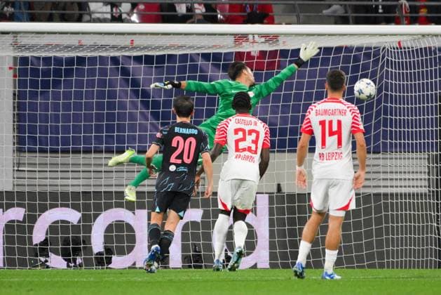 Julian Alvarez (Manchester City) nicht im Bild, erzielt das 1:2, Janis Blaswich (Torwart, RB Leipzig) hinten, machtlos. RB Leipzig vs. Manchester City, Fussball, Champions League, Vorrunde, 2. Spieltag, Saison 2023 2024, 04.10.2023 RB Leipzig vs. Manchester City, Fussball, Champions League, Vorrunde, 2. Spieltag, Saison 2023 2024, 04.10.2023 Leipzig Copyright: xEibner-Pressefoto BertxHarzerx EP_BHR