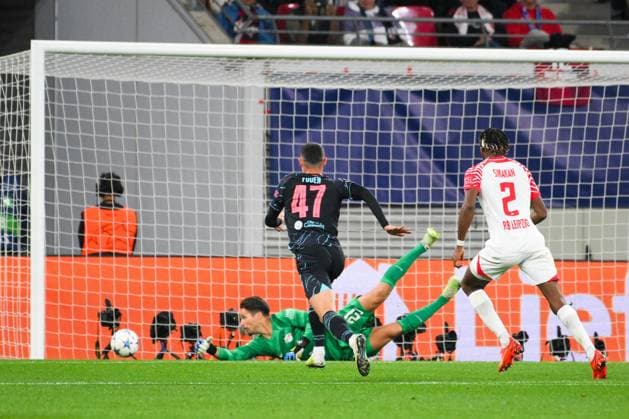 Janis Blaswich (Torwart, RB Leipzig) li., mit Glanzparade, Phil Foden (Manchester City) Mitte, Mohamed Simakan (RB Leipzig) re. RB Leipzig vs. Manchester City, Fussball, Champions League, Vorrunde, 2. Spieltag, Saison 2023 2024, 04.10.2023 RB Leipzig vs. Manchester City, Fussball, Champions League, Vorrunde, 2. Spieltag, Saison 2023 2024, 04.10.2023 Leipzig Copyright: xEibner-Pressefoto BertxHarzerx EP_BHR