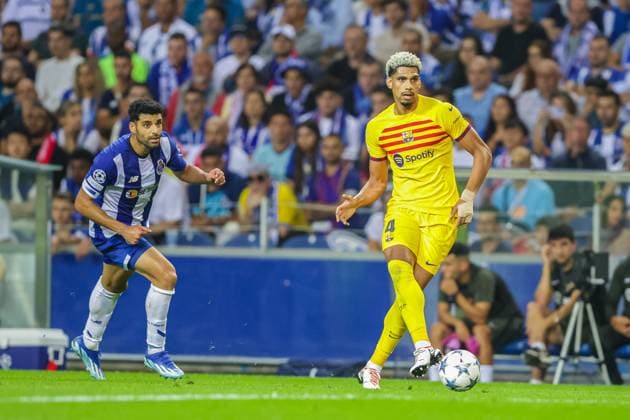 Uefa Champions League, FC Porto vs FC Barcelona, Barca round 2 of 6 Porto, Portugal, October, 4th, 2023,Uefa Champions League, FC Porto vs FC Barcelona, round 2 of 6 at the Estadio do Dragao, FC Barcelona, Ronald Araujo, photography by @guelbergoes Porto Portugal