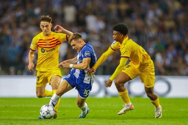 Uefa Champions League, FC Porto vs FC Barcelona, Barca round 2 of 6 Porto, Portugal, October, 4th, 2023,Uefa Champions League, FC Porto vs FC Barcelona, round 2 of 6 at the Estadio do Dragao, FC Porto, Francisco Conceicao (C) vs FC Barcelona, Gavi (L) and FC Barcelona, Alejandro Balde, photography by @guelbergoes Porto Portugal