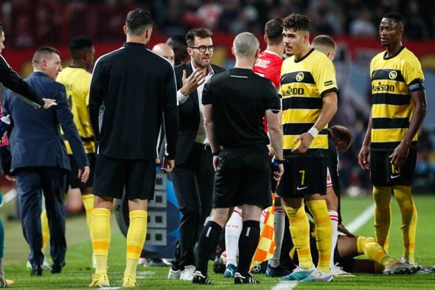BELGRADE, SERBIA - OCTOBER 4: head coach Raphael Wicky of Young Boys (L) and Filip Ugrinic of Young Boys (R) talk to referee William Collum during the UEFA Champions League Group Stage Group G match between FK Crvena zvezda and Young Boys at Stadion Rajko Mitic on October 4, 2023 in Belgrade, Serbia. Belgrade Stadion Rajko Mitic Serbia Copyright: xJustPictures.ch NikolaxKrsticx jp-en-EuSpIm-_G8I9594 20231004