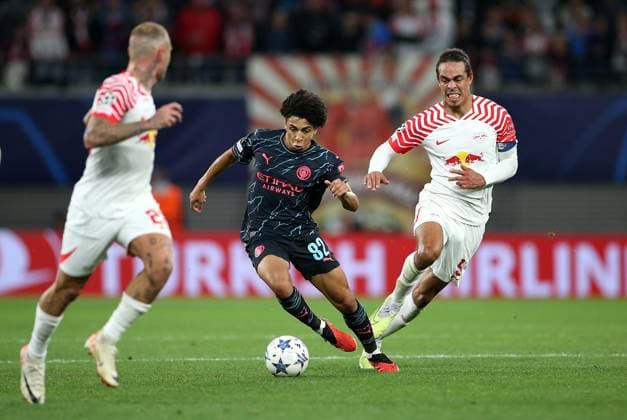 04.10.2023, Fussball UEFA Champions League 2023 2024, Gruppenphase, 2.Spieltag, RB Leipzig - Manchester City, in der Red Bull Arena Leipzig. (L-R) Rico Mark Lewis (Manchester City) gegen Yussuf Poulsen (RB Leipzig)