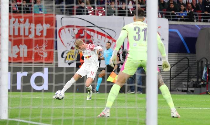 GER, UEFA Champions League, RB Leipzig vs Manchester City 04.10.2023, Leipzig, Red Bull Arena, GER, Saison 2023 2024, UEFA Champions League, Gruppe G, RasenBallsport Leipzig vs Manchester City im Bild Timo Werner (Leipzig) probiert es gegen Torwart Ederson (Manchester) DFL regulations prohibit any use of photographs as image sequences and or quasi-video