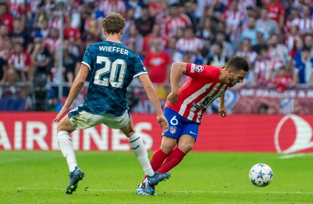 Partido de la Champions League disputado entre Atlà tico y Feyenoord. En la imagen, Koke y Wieffer. Champions League match played between Atlà tico and Feyenoord. In this picture, Koke and Wieffer. PABLOxMORENO -ecommerce-Fotos eCommerce-2-141897997