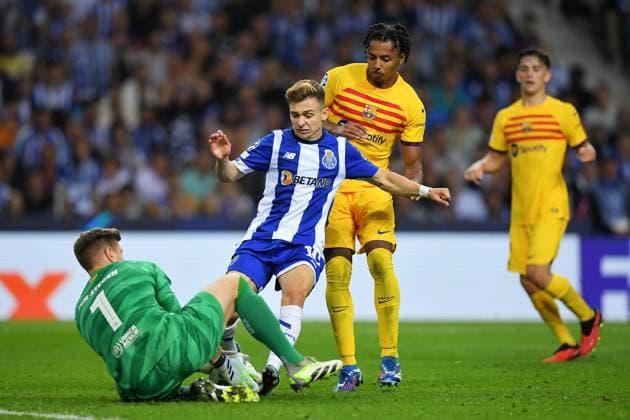 Estadio do Dragao Francisco Conceicao do Porto competes with Marc-Andre ter Stegen and Jules Kounde from Barcelona, during the match between Porto and Barcelona, in the 2nd round of Group H of the UEFA Champions League 2023 2024 at Estadio do Dragao this Wednesday- fair, 04. 30761 (Daniel Castro SPP) Copyright: xDanielxCastrox xSPPx spp-en-DaCa-DVC_2892