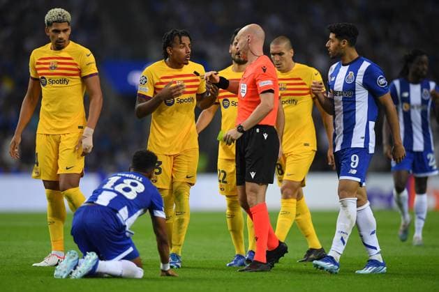 4th October 2023: Dragao Stadium, Porto, Portugal; Champions League Football, Porto versus FC Barcelona, Barca Referee Anthony Taylor (ENG), chats to Jules Kound& xe9; of Barcelona  ActionPlus12561583 DanielxCastro