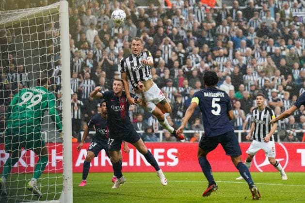 Newcastle United FC v Paris Saint-Germain FC, 04 10 2023 Newcastle United defender Dan Burn (33) scores a GOAL 2-0 header past Paris Saint-Germain goalkeeper Gianluigi Donnarumma (99) during the Newcastle United FC v Paris Saint-Germain FC, UEFA Champions League Round 1 match at St.James Park, Newcastle, United Kingdom on 4 October 2023 Editorial Use Only Copyright: xIMAGO EveryxSecondxMediax ESM-0821-0078