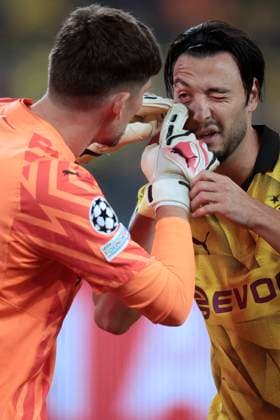 Dortmund, Deutschland, UEFA Champions League, 2. Spieltag Borussia Dortmund : AC Mailand 0-0 04. 10. 2023 im Signal-Iduna Park in Dortmund Erste Hilfe : Der Dortmunder Torwart Gregor KOBEL (BVB) li.- untersucht das Auge seines Mannschaftskameraden Ramy BENSEBAINI (BVB) re.- auf einen Fremdkörper