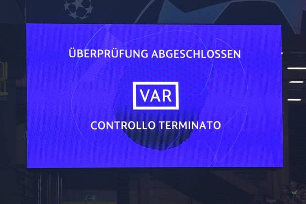 Fußball Champions Gruppenphase 2. Spieltag Borussia Dortmund - AC Mailand am 04.10.2023 im Signal Iduna Park in Dortmund Die Anzeigetafel im Signal Iduna Park zeigt VAR Video Assist Videobeweis an