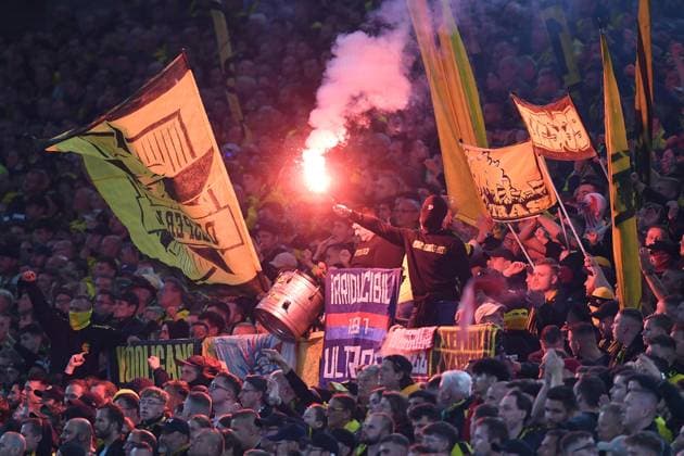 Fußball Champions Gruppenphase 2. Spieltag Borussia Dortmund - AC Mailand am 04.10.2023 im Signal Iduna Park in Dortmund Dortmunder Fans zünden Bengalos Pyro Pyrotechnik Leuchtkörper Rauchbomben im Fanblock
