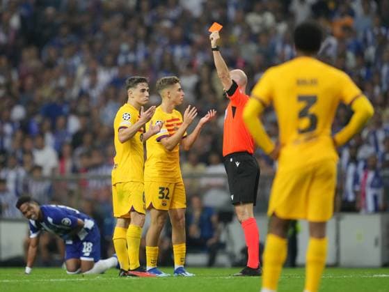 FC Porto x FC Barcelona, Barca - UEFA Champions League 23 24 Arbitro Anthony Taylor mostra vermelho a Pablo Gavi do FC Barcelona durante partida entre FC Porto x FC Barcelona valida pela Uefa Champions League 23 24 no Estadio do Dragao, Porto , Portugal (Foto de Pedro Loureiro Avant Sports) Porto Estadio do Dragao Portugal Copyright: xPedroxLoureirox xAvantxSportsx