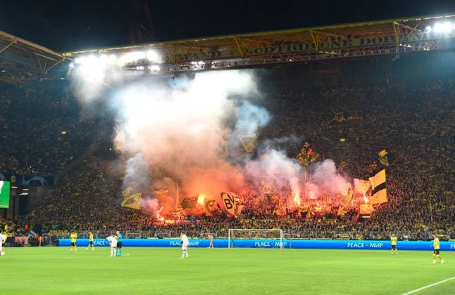 Champions League - Borussia Dortmund - AC Mailand am 04.10.2023 im Signal Iduna Park in Dortmund Fans Ultras aus Dortmund zuenden bengalisches Feuer