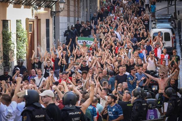 October 4, 2023, Madrid, Spain: Feyenoord fans sing and raise their arms in the streets of Madrid hours before the start of the match against Atletico Madrid. Nearly 4,000 ultras from Feyenoord Rotterdam have traveled to Madrid to cheer on the Dutch team that faced Atletico de Madrid in the first phase of the UEFA Champions League at the metropolitan stadium and in which the Spanish club won by 3 -2. At all times the Dutch were escorted by the Spanish national police. Nearly 4,000 ultras from Feyenoord Rotterdam have traveled to Madrid to cheer on the Dutch team that faced Atletico de Madrid in the first phase of the UEFA Champions League at the metropolitan stadium which the Spanish club won by 3 -2. At all times the Dutch were escorted by the Spanish national police. Madrid Spain - ZUMAs197 20231004_aaa_s197_167 Copyright: xDavidxCanalesx