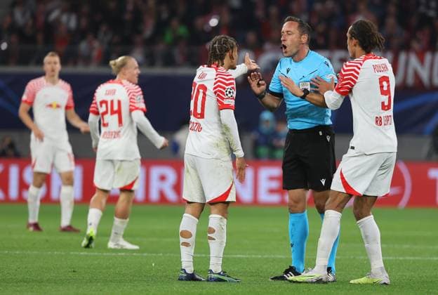 GER, UEFA Champions League, RB Leipzig vs Manchester City 04.10.2023, Leipzig, Red Bull Arena, GER, Saison 2023 2024, UEFA Champions League, Gruppe G, RasenBallsport Leipzig vs Manchester City im Bild Xavi Simons und Yussuf Poulsen (Leipzig) diskutieren mit Schiedsrichter Artur Dias DFL regulations prohibit any use of photographs as image sequences and or quasi-video