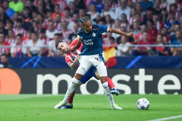 (231005) -- MADRID, Oct. 5, 2023 -- Javier Galan (Back) of Atletico de Madrid vies with Calvin Stengs of Feyenoord during a UEFA Champions League football match between Atletico de Madrid and Feyenoord in Madrid, Spain, Oct. 4, 2023. (Photo by Xinhua) (SP)SPAIN-MADRID-FOOTBALL-UEFA CHAMPIONS LEAGUE-ATLETICO DE MADRID VS FEYENOORD GustavoxValiente 