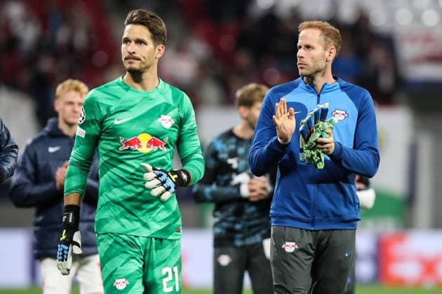 Torwart Janis Blaswich (RB Leipzig,21) und Torwart Peter Gulacsi (RB Leipzig,1) - Champions League Saison 2023-2024 Gruppe G RB Leipzig vs. Manchester City in der Red Bull Arena in Leipzig - Aktion,Fussball,Deutschland,Mann,Männer,04.10.2023