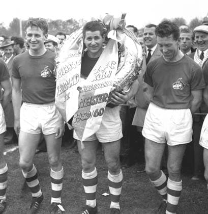 1. FC Köln als westdeutscher Meister 1960. Aufn. 10.04.1960 in Köln. Helmut Rahn (Mitte) im Siegerkranz. Editorial use only ! nur fuer journalistische Zwecke ! *** 1 FC Köln as West German champion 1960 Aufn 10 04 1960 in Cologne Helmut Rahn center in the winners wreath Editorial use only for journalistic purposes HM