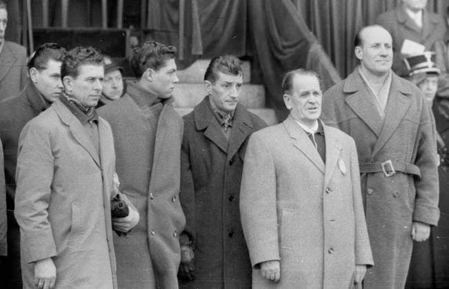 Fußball-Länderspiel: Belgien - BRD Deutschland 0:2 02.03.1958 in Brüssel. Die Deutsche Delegation mit Georg Gawliczek, XXX , Fritz Walter, Bundestrainer Sepp Herberger und Helmut Schön vor dem Spiel. *** Soccer international match Belgium FRG Germany 0 2 02 03 1958 in Brussels The German delegation with Georg Gawliczek, XXX , Fritz Walter, national coach Sepp Herberger and Helmut Schön before the match HM