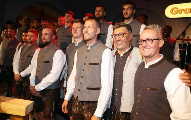 04.10.23 VfB Stuttgart Cannstatter Volksfest Deutschland, Stuttgart, 04.10.2023, Fussball, Bundesliga, VfB Stuttgart, Cannstatter Volksfest: v.l. Sebastian Hoeneß (Trainer), Alexander Nübel, Waldemar Anton, Claus Vogt (Präsident), Alexander Wehrle (Vorstand). *** 04 10 23 VfB Stuttgart Cannstatter Volksfest Germany, Stuttgart, 04 10 2023, football, Bundesliga, VfB Stuttgart, Cannstatter Volksfest f l Sebastian Hoeneß coach , Alexander Nübel, Waldemar Anton, Claus Vogt president , Alexander Wehrle board of directors