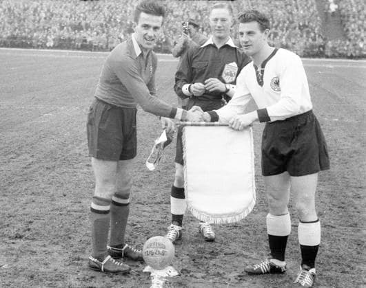 Fußball-Länderspiel: Belgien - BRD Deutschland 0:2 02.03.1958 in Brüssel. Begrüßung der Mannschaftskapitäne. Louis Carre (Bel. li.) und Hans Schäfer (Deut.). Mitte: Schiedsrichter Reginald Leafe. *** Soccer international match Belgium FRG Germany 0 2 02 03 1958 in Brussels Welcoming the team captains Louis Carre Bel li and Hans Schäfer Deut Mitte referee Reginald Leafe HM