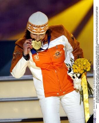 2002 WINTER Olympic Games, Olympische Spiele, Olympia, OS : 2002 WINTER OLYMPIC GAMES : SALT LAKE CITY 2 10 02, SALT LAKE CITY, UTAH, UNITED STATES --- Claudia Pechstein of Germany playfully bites her gold medal during the medal awards ceremony Sunday for the 3000-meter Speed skating, Eisschnelllauf competition at the 2002 Olympic Winter games, Winterspiele,Spiele, Summer games Pechstein set a new world record in the event.--- Photo by Chris Trotman DUOMO Corbis JEUX OLYMPIQUES D HIVER OLYMPISCHE SPELEN www.iso be Ogden United States ETATS UNIS VERENIGDE STATEN  Copyright: xTIMxDExWAELEx 54743