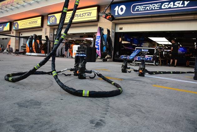 Formula 1 Qatar Airways Qatar Grand Prix 2023 05.10.2023, Losail International Circuit, Doha, Formula 1 Qatar Airways Qatar Grand Prix 2023 ,im Bild Beleuchtete Schlagschrauber bei Pierre Gasly (FRA), BWT Alpine F1 Team