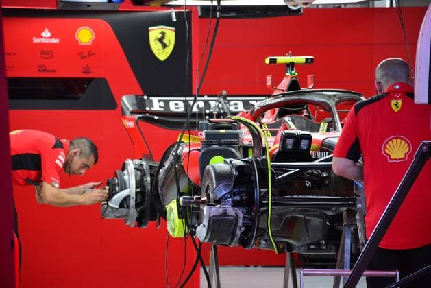 Formula 1 Qatar Airways Qatar Grand Prix 2023 05.10.2023, Losail International Circuit, Doha, Formula 1 Qatar Airways Qatar Grand Prix 2023 ,im Bild Mechaniker arbeiten am Auto von Carlos Sainz Jr. (ESP), Scuderia Ferrari