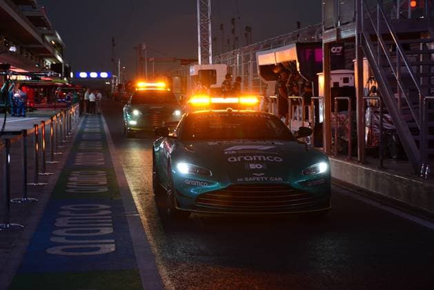 05.10.2023, Losail International Circuit, Doha, Formula 1 Qatar Airways Qatar Grand Prix 2023 ,im Bild Safety Car in der dunklen Boxengasse. Doha Losail International Circuit Qatar