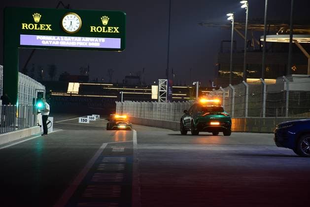 Formula 1 Qatar Airways Qatar Grand Prix 2023 05.10.2023, Losail International Circuit, Doha, Formula 1 Qatar Airways Qatar Grand Prix 2023 ,im Bild Safety Car in der dunklen Boxengasse.