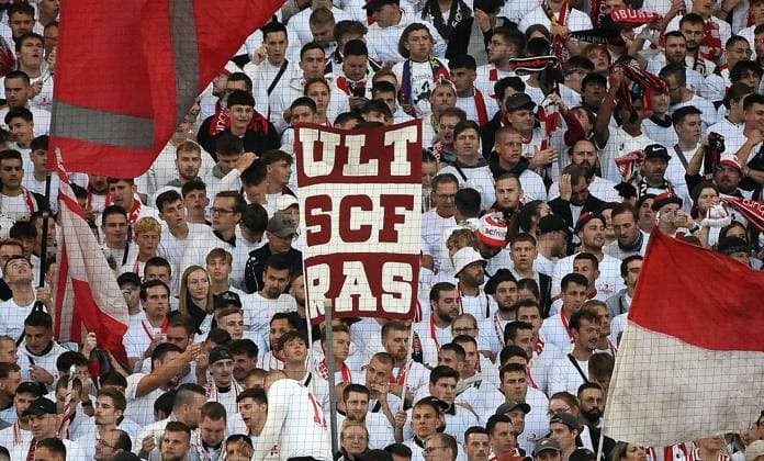 05.10.2023, xhbx, Fussball UEFA Europa League, SC Freiburg - West Ham United emspor, v.l. Fans, Stimmung, Schal, Fahne, Banner von SC Freiburg (DFL DFB REGULATIONS PROHIBIT ANY USE OF PHOTOGRAPHS as IMAGE SEQUENCES and or QUASI-VIDEO) Freiburg