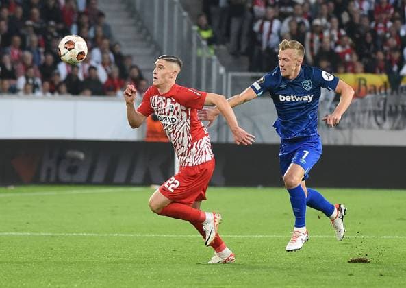 05.10.2023, xhbx, Fussball UEFA Europa League, SC Freiburg - West Ham United emspor, v.l. Roland Sallai (SC Freiburg), James Ward-Prowse (West Ham United) (DFL DFB REGULATIONS PROHIBIT ANY USE OF PHOTOGRAPHS as IMAGE SEQUENCES and or QUASI-VIDEO) Freiburg