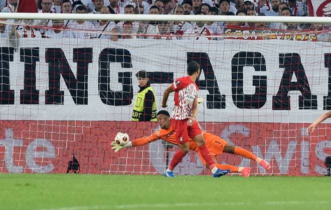 05.10.2023, xhbx, Fussball UEFA Europa League, SC Freiburg - West Ham United emspor, v.l. Goal scored, Tor zum 0:1 durch Lucas Paqueta (West Ham United), Noah Atubolu (SC Freiburg) (DFL DFB REGULATIONS PROHIBIT ANY USE OF PHOTOGRAPHS as IMAGE SEQUENCES and or QUASI-VIDEO) Freiburg
