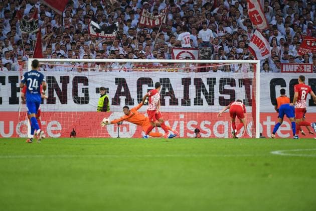 Fussball Europa League Gruppenphase Spiel 02 - 23 24 - SC Freiburg vs. West Ham United - 05-10-2023 Treffer zum 1:0 fuer West Ham United durch Lucas Paqueta (West Ham United 10). Fussball Europa League Gruppenphase Spiel 02: SC Freiburg vs. West Ham United am Donnerstag, den 05. Oktober 2023 im Europa-Park Stadion in Freiburg im Breisgau Copyright: xBEAUTIFULxSPORTS GerdxGruendlx