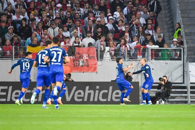 Fussball Europa League Gruppenphase Spiel 02 - 23 24 - SC Freiburg vs. West Ham United - 05-10-2023 Torjubel zum 1:0 fuer West Ham United durch Lucas Paqueta (West Ham United 10). Fussball Europa League Gruppenphase Spiel 02: SC Freiburg vs. West Ham United am Donnerstag, den 05. Oktober 2023 im Europa-Park Stadion in Freiburg im Breisgau Copyright: xBEAUTIFULxSPORTS GerdxGruendlx