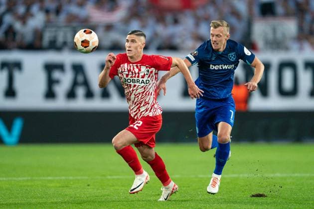 Germany, Freiburg, 5th October 2023: Roland Sallai (22 Freiburg) and James Ward-Prowse (7 West Ham) battle for the ball (duel) during the UEFA Europa League football match between SC Freiburg and West Ham United at Europa Park Stadium in Freiburg, Germany. (Daniela Porcelli SPP) Copyright: xDanielaxPorcellix xSPPx spp-en-DaPoSp-20231005-DP109326