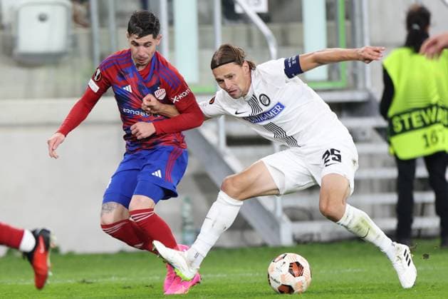 SOCCER - UEFA EL, Czestochowa vs Sturm SOSNOWIEC,POLAND,05.OCT.23 - SOCCER - UEFA Europa League, group stage, Rakow Czestochowa vs SK Sturm Graz. Image shows Srdjan Plavsic (Czestochowa) and Stefan Hierlaender (Sturm).  GEPAxpictures xChrisxBauer