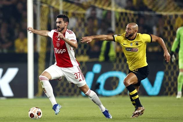 ATHENS - (l-r) Josip Sutalo of Ajax, Nordin Amrabat of AEK Athens during the UEFA Europa League match between AEK Athens and Ajax Amsterdam at the OPAP Arena on October 5, 2023 in Athens, Greece. ANP MAURICE VAN STEEN UEFA Europa League 2023 2024 xVIxANPxSportx xxANPxIVx 480315998 originalFilename: 480315998.jpg