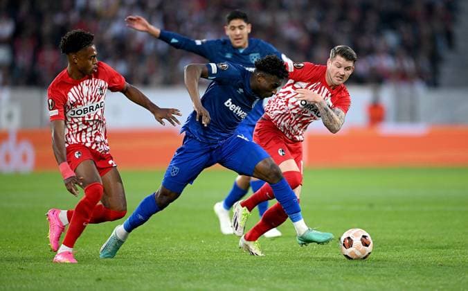 FUSSBALL EUROPA LEAGUE SAISON 2023 2024 Vorrunde Gruppe A 2. Spieltag SC Freiburg - West Ham United 05.10.2023 Junior Adamu (li, SC Freiburg) gegen Mohammed Kudus (mitte, West Ham United) gegen Lukas Kuebler (re, SC Freiburg)