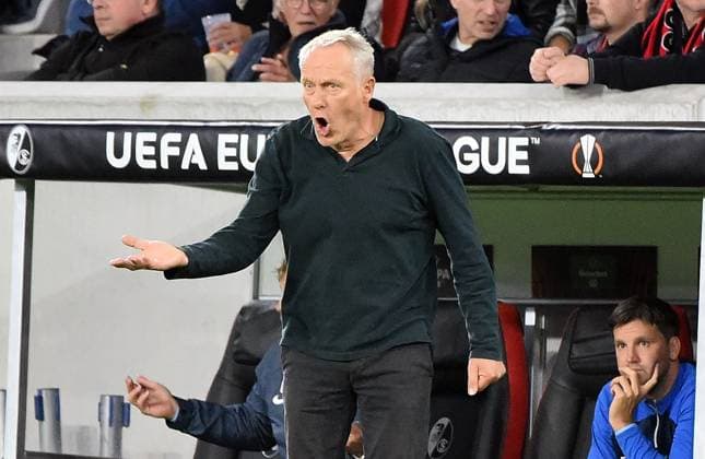 05.10.2023, xhbx, Fussball UEFA Europa League, SC Freiburg - West Ham United emspor, v.l. Trainer Christian Streich (SC Freiburg) gibt Anweisungen, gestikuliert, mit den Armen gestikulieren gives instructions, gesticulate. (DFL DFB REGULATIONS PROHIBIT ANY USE OF PHOTOGRAPHS as IMAGE SEQUENCES and or QUASI-VIDEO) Freiburg