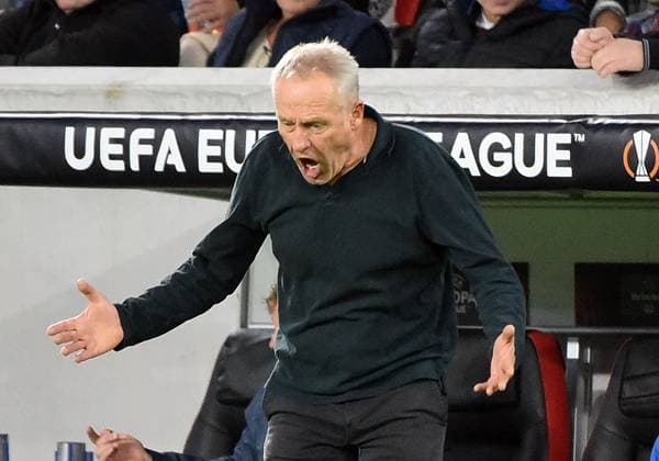 05.10.2023, xhbx, Fussball UEFA Europa League, SC Freiburg - West Ham United emspor, v.l. Trainer Christian Streich (SC Freiburg) gibt Anweisungen, gestikuliert, mit den Armen gestikulieren gives instructions, gesticulate. (DFL DFB REGULATIONS PROHIBIT ANY USE OF PHOTOGRAPHS as IMAGE SEQUENCES and or QUASI-VIDEO) Freiburg